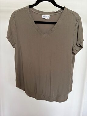Bella Dahl V-Neck Short Sleeve Top - Olive Taupe